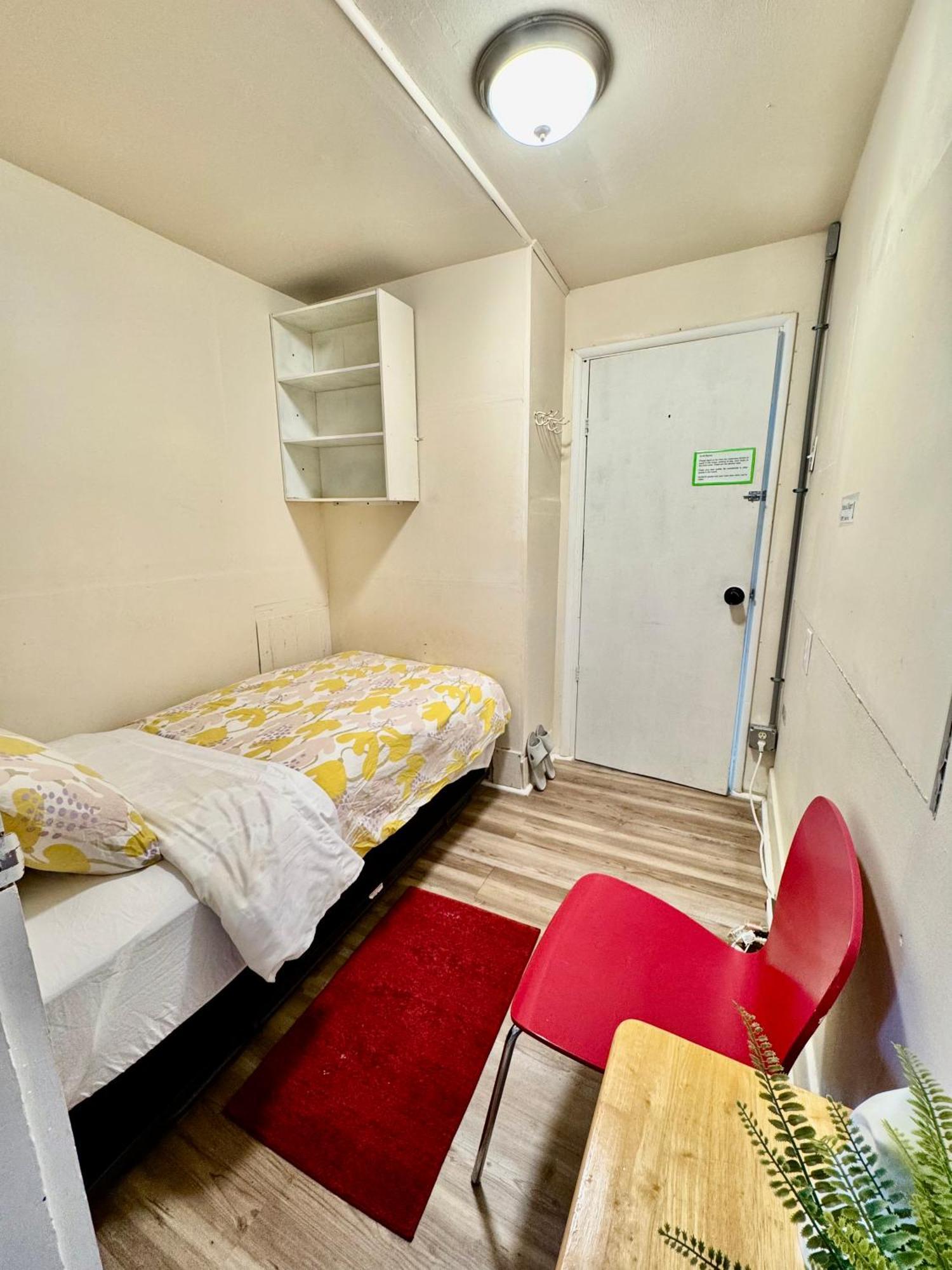 Tiny Private At The Upper Level Of A Big House With Shared Bathroom Homestay *
