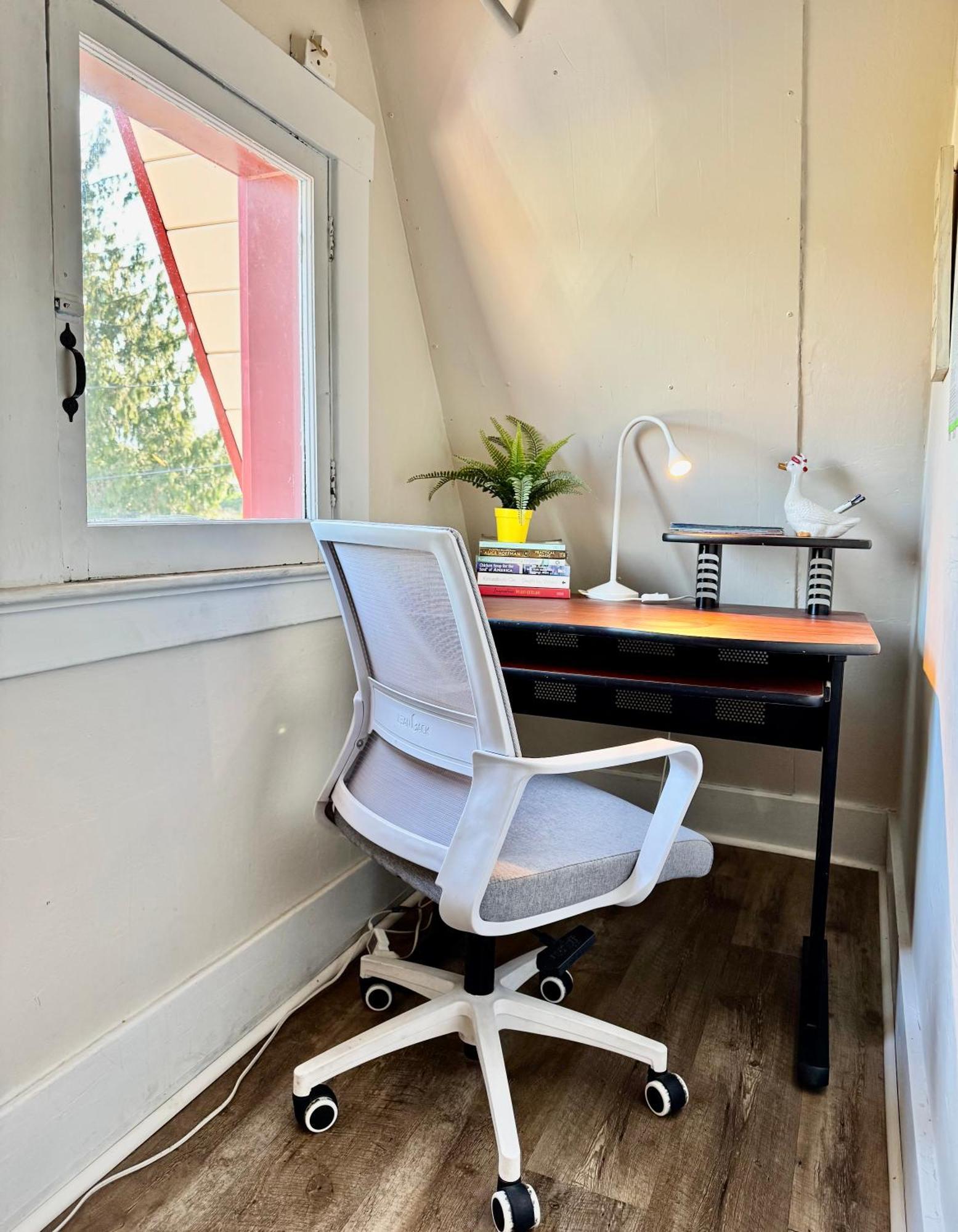 Homestay Tiny Private At The Upper Level Of A Big House With Shared Bathroom *