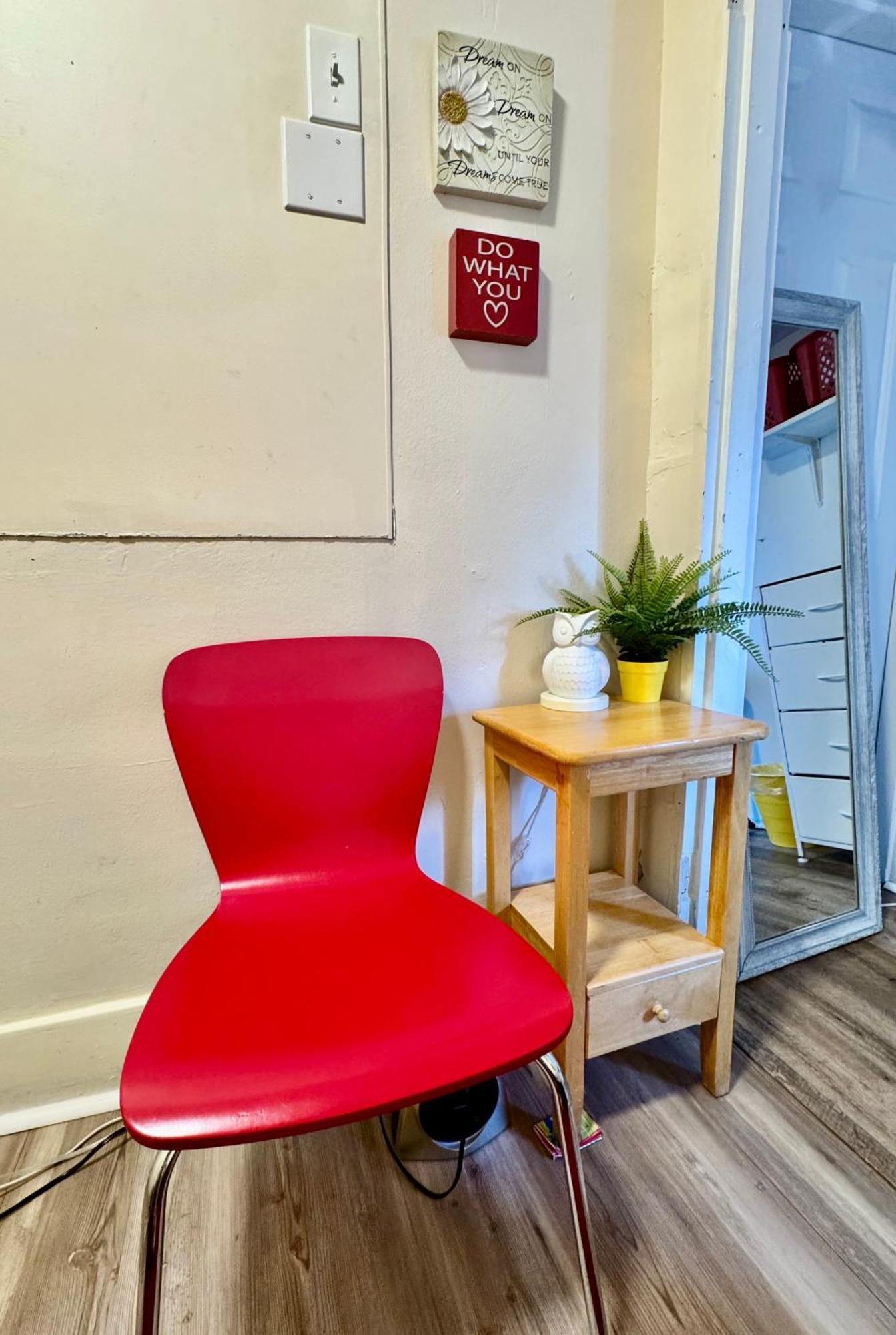 Tiny Private At The Upper Level Of A Big House With Shared Bathroom * Seattle