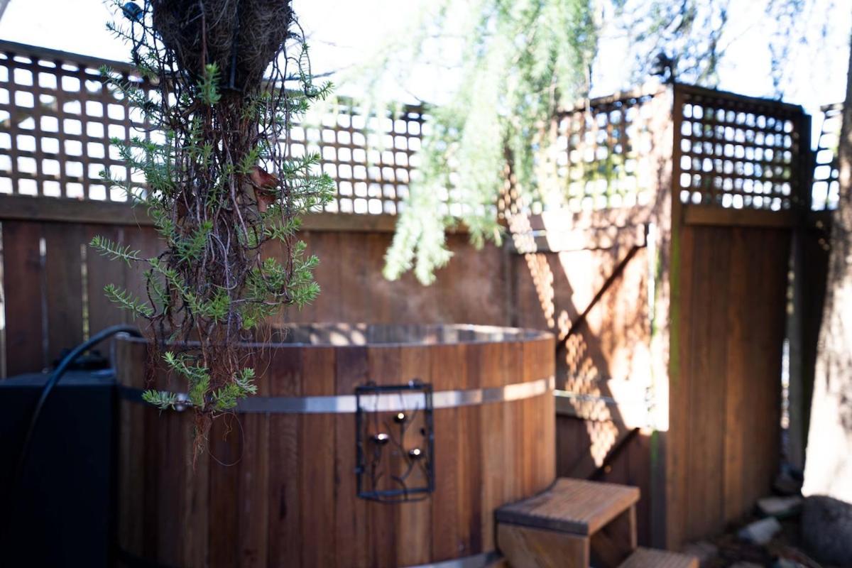 Urban Oasis With Cedar Hot Tub Holiday home