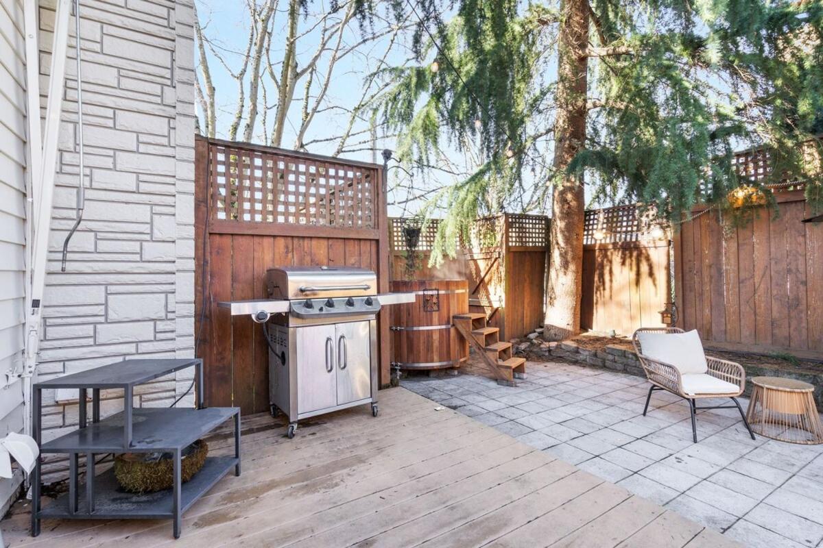 Urban Oasis With Cedar Hot Tub Holiday home *