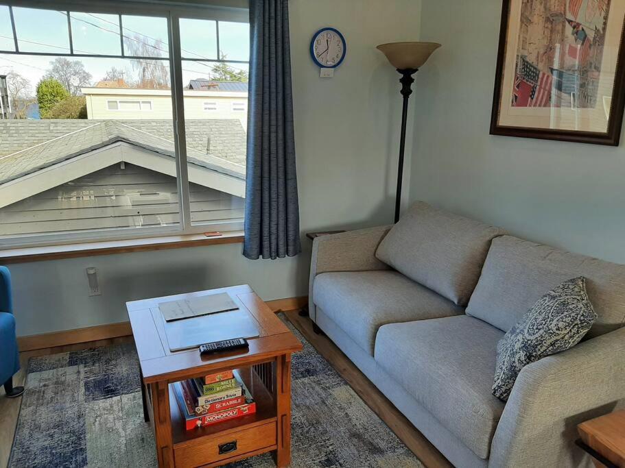 Alki Cottage, New, 2 Bedrooms, 2 Bathrooms, Near Beach, Ac, Wd, Parking Holiday home *