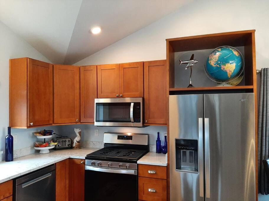 Holiday home Alki Cottage, New, 2 Bedrooms, 2 Bathrooms, Near Beach, Ac, Wd, Parking Seattle