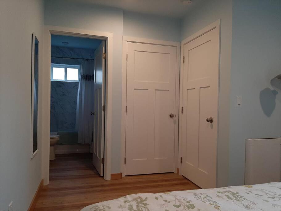 Alki Cottage, New, 2 Bedrooms, 2 Bathrooms, Near Beach, Ac, Wd, Parking * Seattle