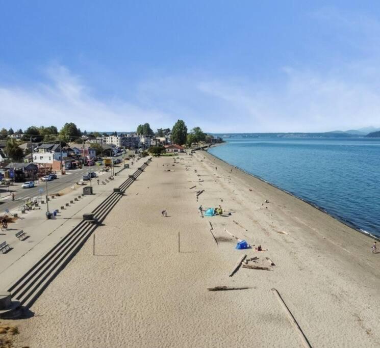 Alki Cottage, New, 2 Bedrooms, 2 Bathrooms, Near Beach, Ac, Wd, Parking Holiday home Seattle