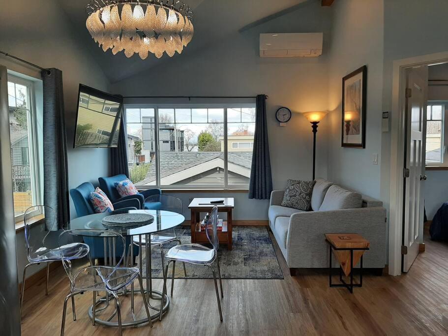 Holiday home Alki Cottage, New, 2 Bedrooms, 2 Bathrooms, Near Beach, Ac, Wd, Parking *