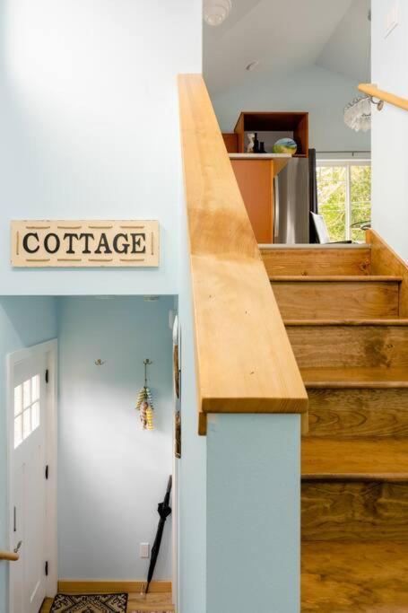 Alki Cottage, New, 2 Bedrooms, 2 Bathrooms, Near Beach, Ac, Wd, Parking Holiday home Seattle