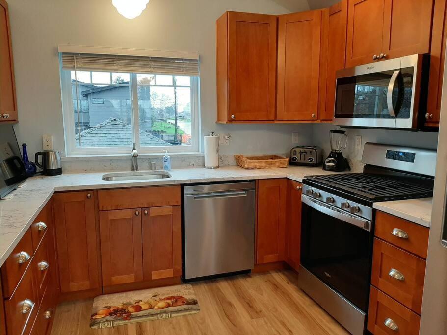 Alki Cottage, New, 2 Bedrooms, 2 Bathrooms, Near Beach, Ac, Wd, Parking Seattle