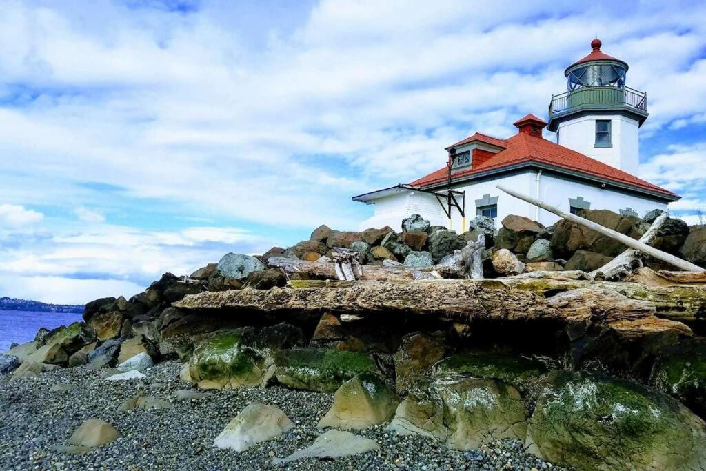 Alki Cottage, New, 2 Bedrooms, 2 Bathrooms, Near Beach, Ac, Wd, Parking Holiday home Seattle