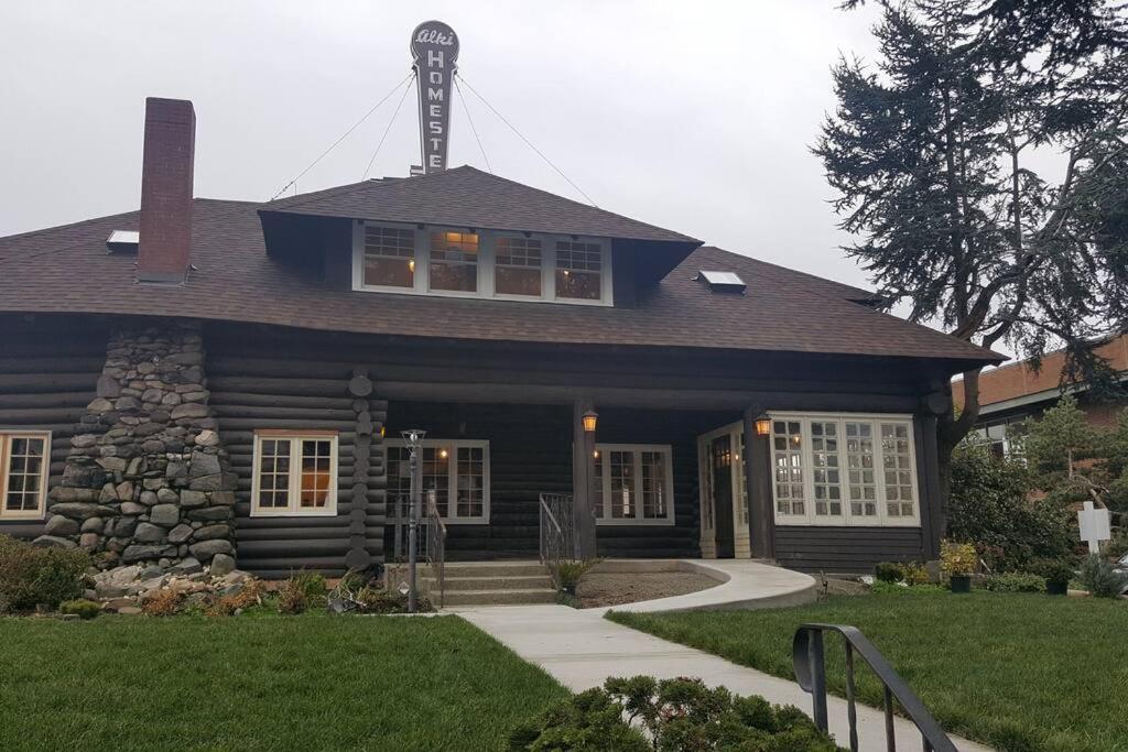 Alki Cottage, New, 2 Bedrooms, 2 Bathrooms, Near Beach, Ac, Wd, Parking Seattle