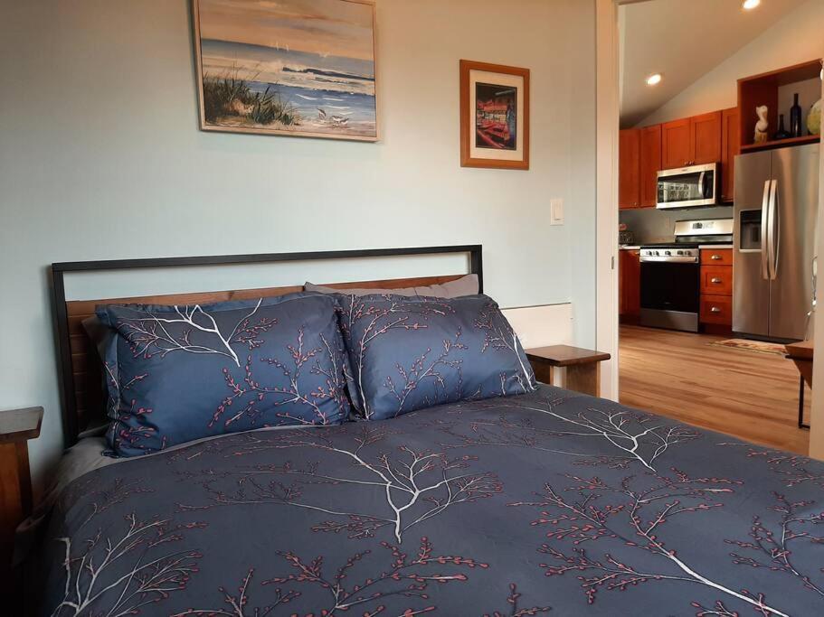 Alki Cottage, New, 2 Bedrooms, 2 Bathrooms, Near Beach, Ac, Wd, Parking