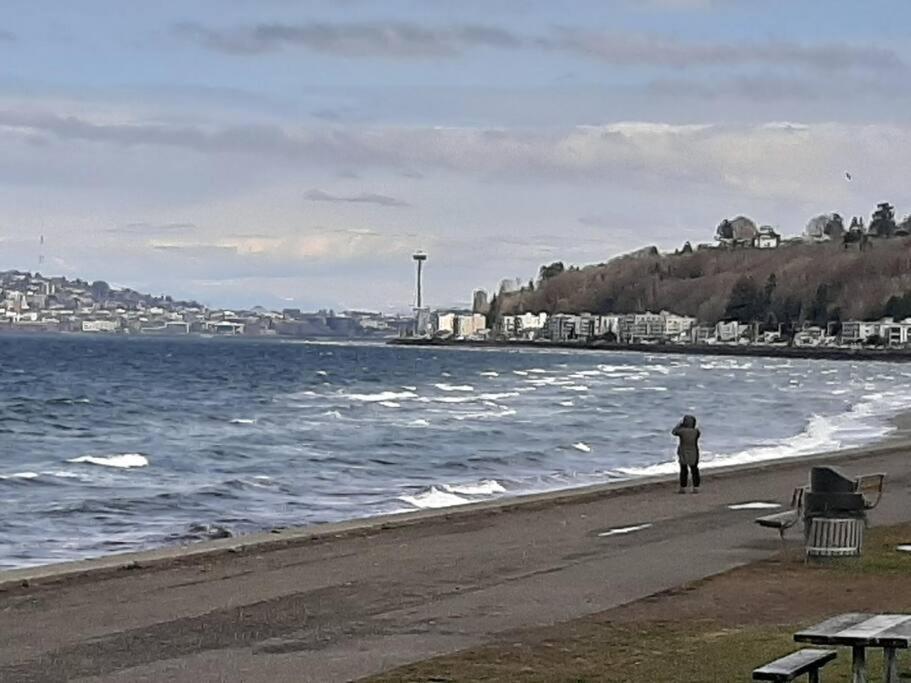 Holiday home Alki Cottage, New, 2 Bedrooms, 2 Bathrooms, Near Beach, Ac, Wd, Parking Seattle