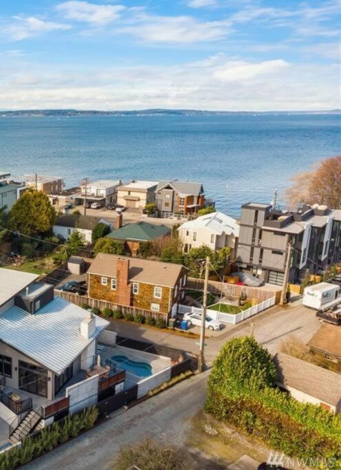 Alki Cottage, New, 2 Bedrooms, 2 Bathrooms, Near Beach, Ac, Wd, Parking *