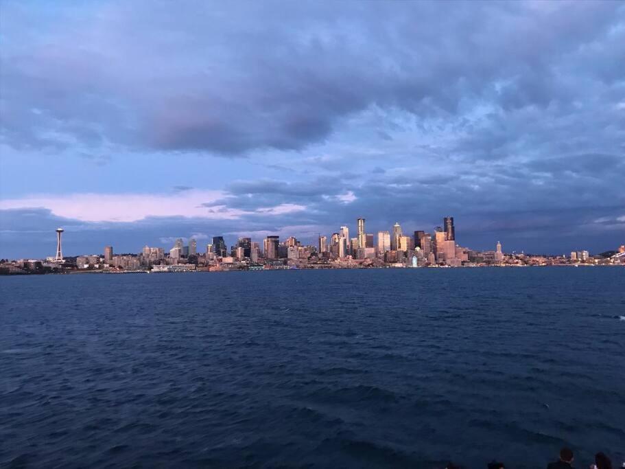 Alki Cottage, New, 2 Bedrooms, 2 Bathrooms, Near Beach, Ac, Wd, Parking * Seattle