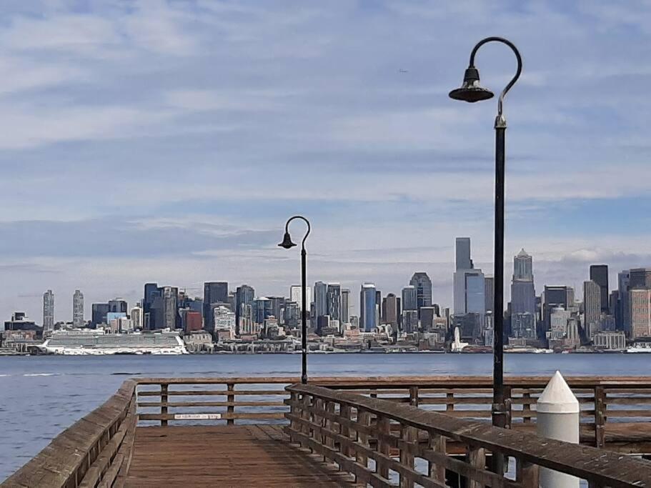 Holiday home Alki Cottage, New, 2 Bedrooms, 2 Bathrooms, Near Beach, Ac, Wd, Parking Seattle