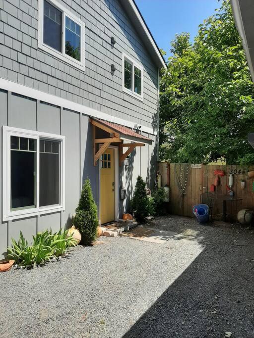 Alki Cottage, New, 2 Bedrooms, 2 Bathrooms, Near Beach, Ac, Wd, Parking Holiday home *