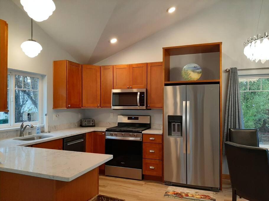 Alki Cottage, New, 2 Bedrooms, 2 Bathrooms, Near Beach, Ac, Wd, Parking Holiday home *