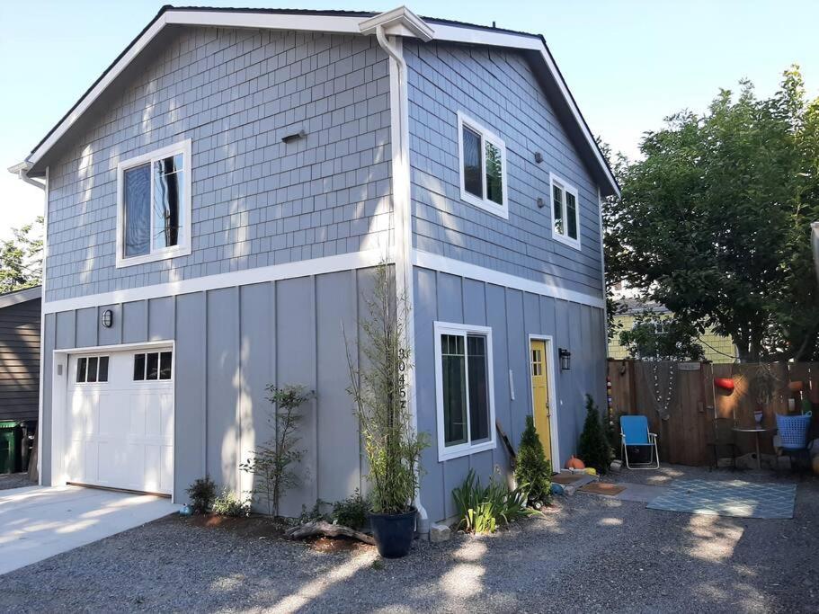 Holiday home Alki Cottage, New, 2 Bedrooms, 2 Bathrooms, Near Beach, Ac, Wd, Parking Seattle