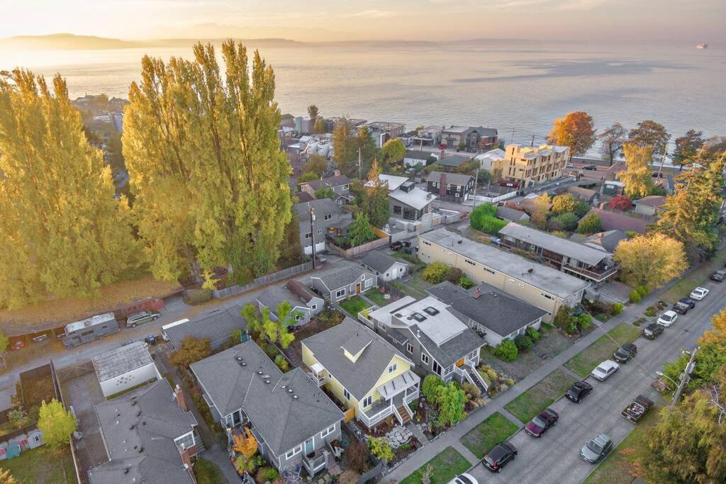 Holiday home Alki Cottage, New, 2 Bedrooms, 2 Bathrooms, Near Beach, Ac, Wd, Parking Seattle