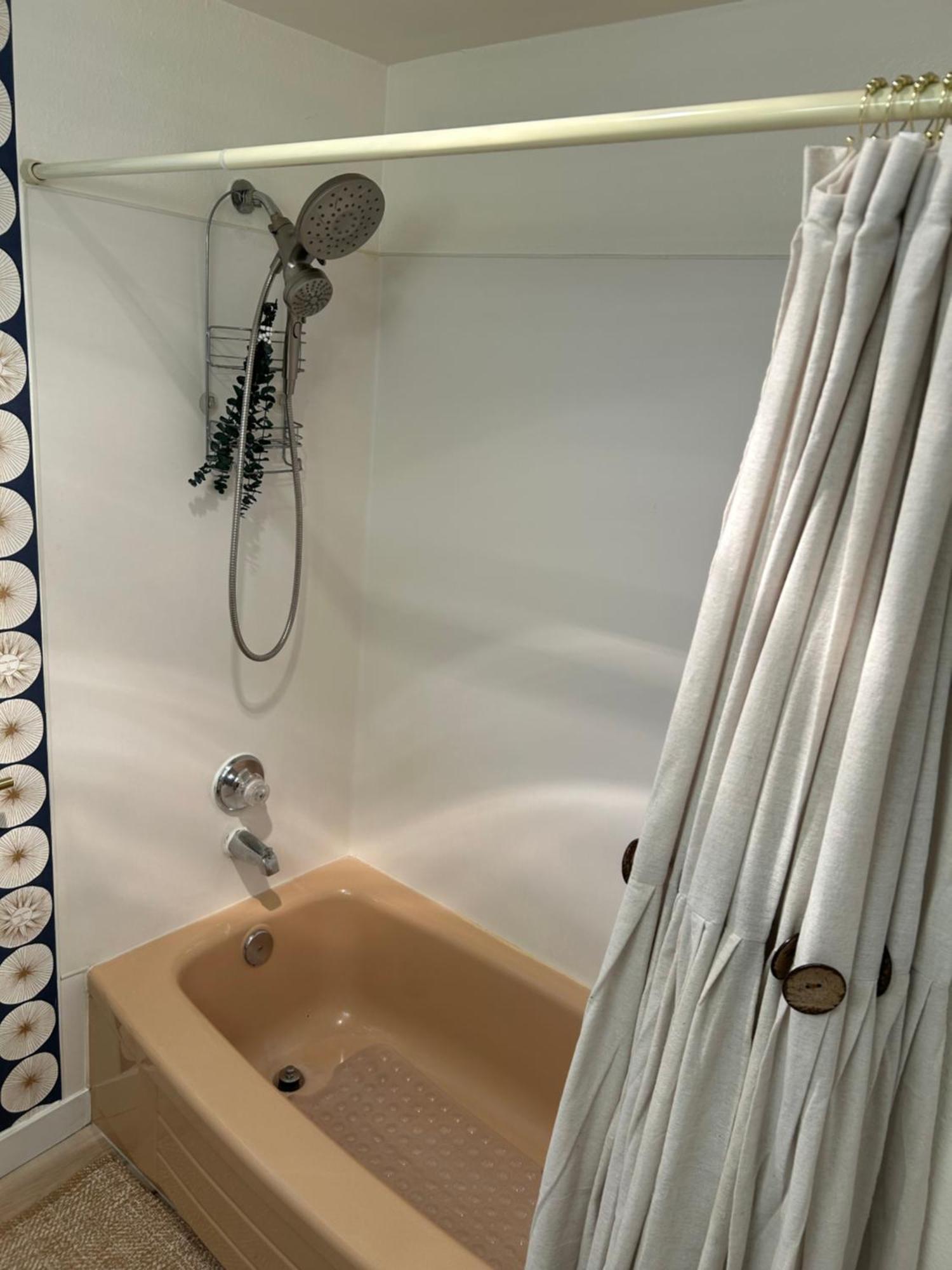Work And Explore Seattle, Wifi, Ac, Near Light Rail Apartment