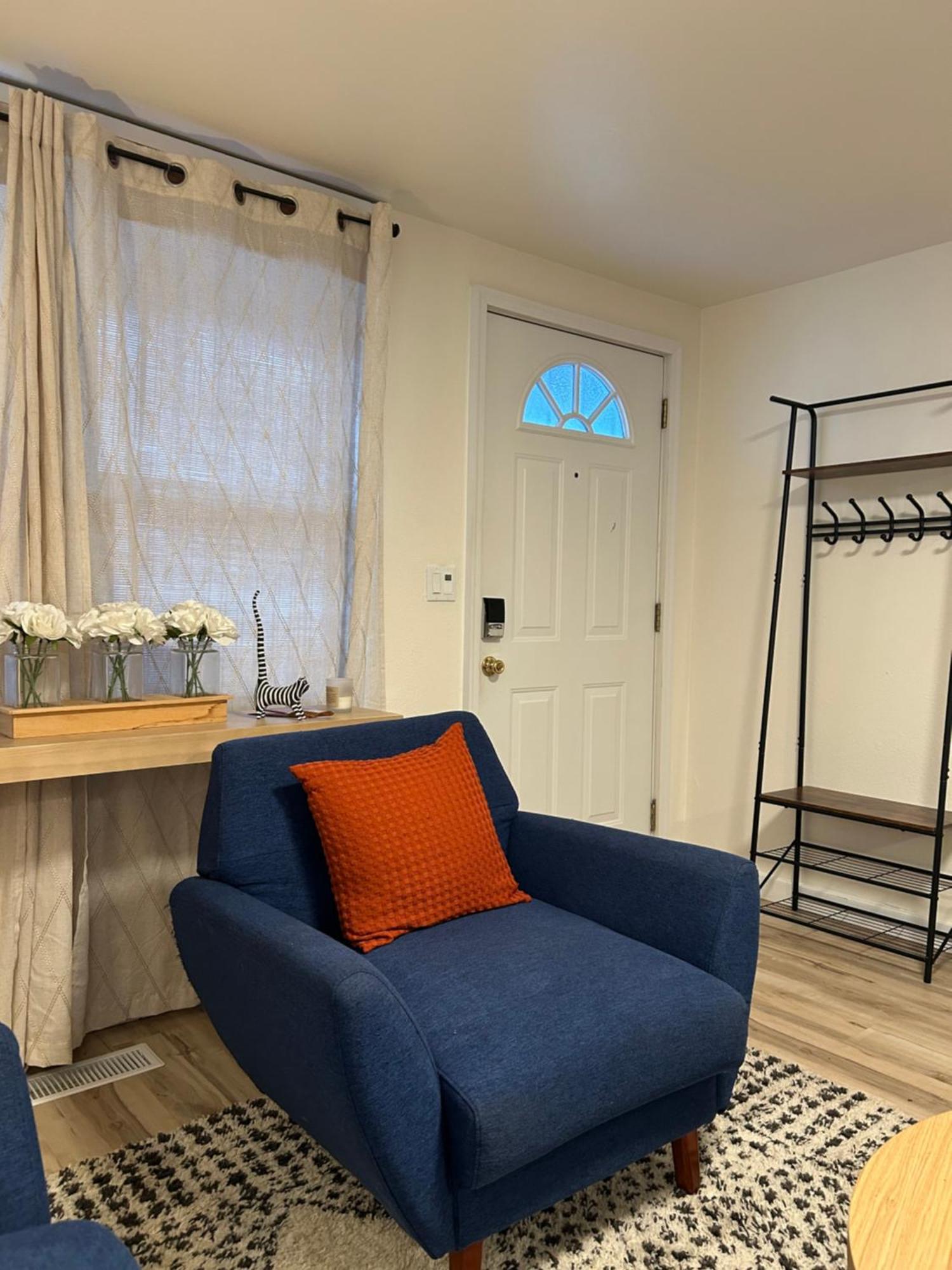 Work And Explore Seattle, Wifi, Ac, Near Light Rail Apartment *