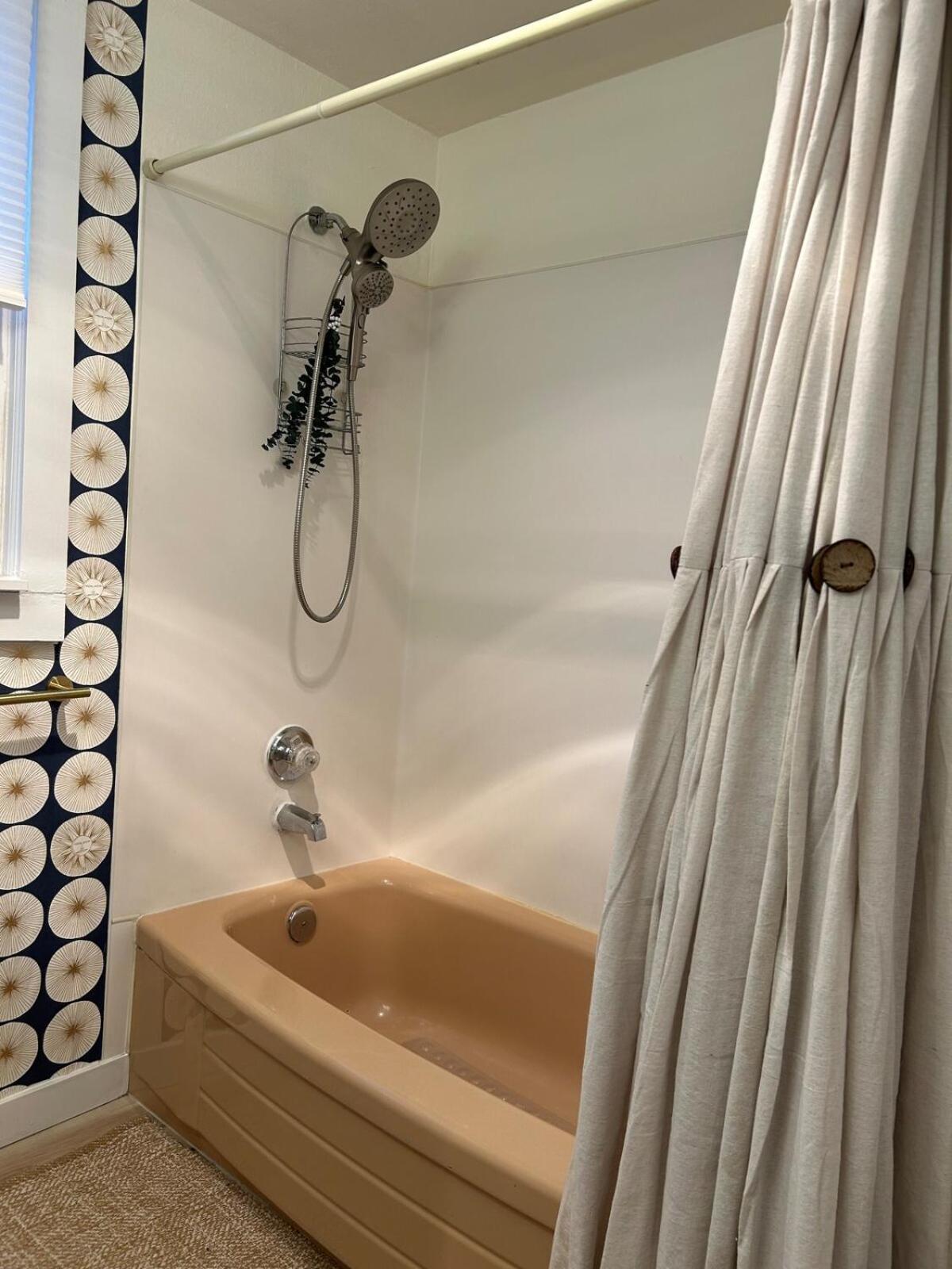 Work And Explore Seattle, Wifi, Ac, Near Light Rail Seattle