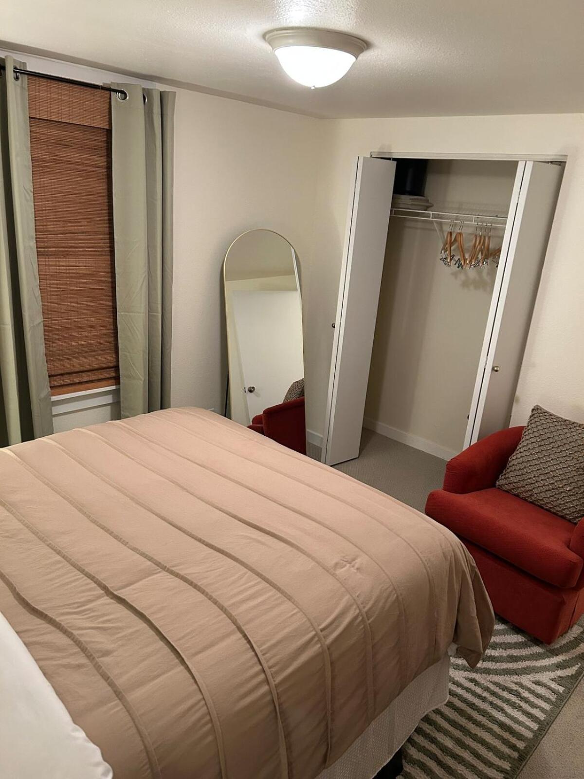 Apartment Work And Explore Seattle, Wifi, Ac, Near Light Rail *